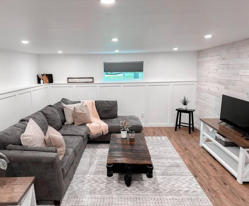 The Victoria Suite In Elora- King Bed 外观 照片
